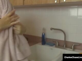 큰 가슴 쿠거 charlee 추적 washes 머리 & 짜증 에이 cock&quest;