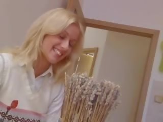 Підліток трахає hugecock