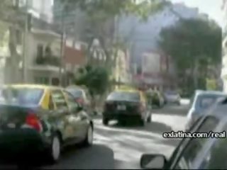 Блондинки бял чорапогащи къса пола латино в публичен показ на дупе