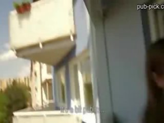 Ідеальна величезний грудисті лялька трахає з чужий в публічний для гроші