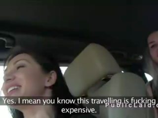 শহরবাসী চৌকো করে কাটা hitchhiker ঘরের বাইরে পভ