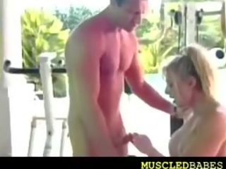 Мускулест grown-up мокри дълбоко духане