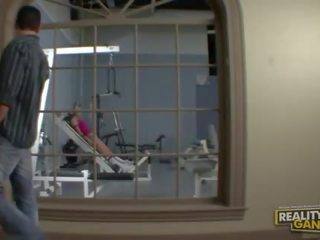 First-rate блондинки тийн с естествен цици fuking в на фитнес стая