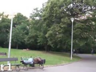 Група на тийнейджъри публичен улица мръсен филм от а известен statue част 1