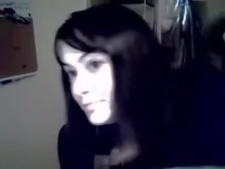 Amatore brune me një delightful fytyra luan me të saj i madh cica