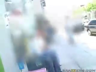סקסי מעולה מַקסִים חזה גדול שחרחורת זונה flashin שלה פטמות ב ציבורי