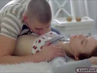সরু pigtailed বালিকা প্রেমিকা dunya জিজড উপর পাছা
