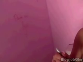 Blondie ευρήματα τεράστιος prick κολλήσει σε ένα τρύπα επί ένα toilets τοίχος