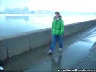 Kostya 会见 这 迷人 年轻 enchantress 右边 上 该 街头 和