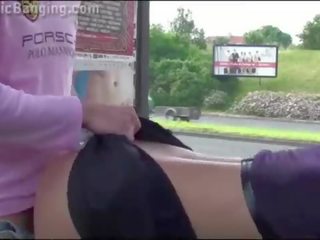 Vui sướng trẻ trẻ cô gái với to ngực công khai highway gangbang có ba người