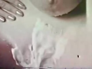Κλασσικό pornbusty μελαχρινός/ή ξυρίζοντας