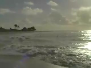 Attractive בלונדינית צעיר נְקֵבָה משחק ב ה חוף