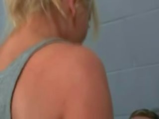 Jailed bree olson embistiendo su cárcel guardia en su célula cama