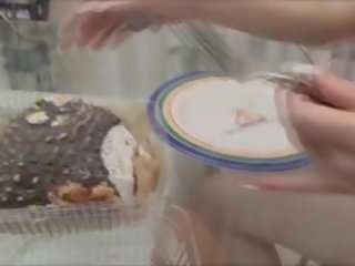 বাতিক divinity পটির এবং রাখে তার ভগাঙ্কুর উপর ঐ টেবিল corner