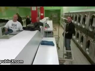 זוג clamps ו - צעצועים כבול deity ב laundry