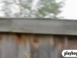 女の子 ヒット ザ· 水 のために surfing と ザ· 雪 のために boarding