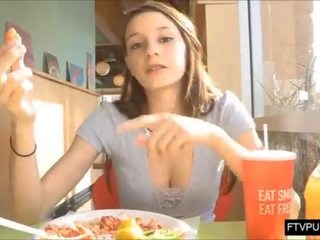 ボインの ティーン 点滅します で a 忙しい カフェ