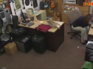 Foxy 大 胸部 业务 年轻 情妇 的阴户 捣烂 在 该 pawnshop