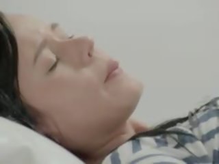 Blackhair печиво вдарив на в біла диван