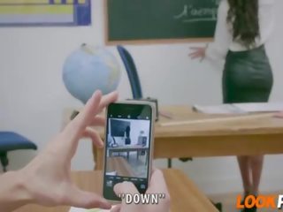 Anissa kate discovers henne student ser ved henne rumpe