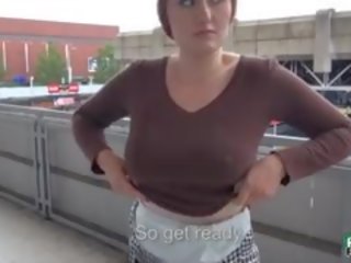 Eurobabe 헬렌 고양이 두드리고 에 버스 중지