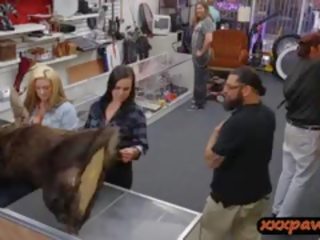 דוּ דו מיני בחורות לקבל מזוין ב א pawnshop ל כסף