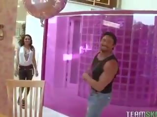 Tittyattack كبير الثدي امرأة سمراء عسل تشارلي مطاردة قطاع ندف اللعنة